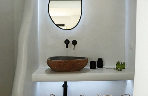 Kini Apartment | A privately owned home adorned in the distinctive, traditional Cycladic style.