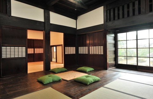 Chino House | A quaint space renovated from a 120yearold folk / Chino Nagano