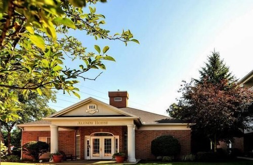 Mishawaka Hotel | A quick drive away from Potawatomi Zoo! Kid-friendly Accommodation! Indoor Pool!