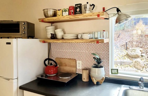 Nevada City Cabin | A quiet, downtown retreat surrounded by natural beauty, overlooking Deer Creek.