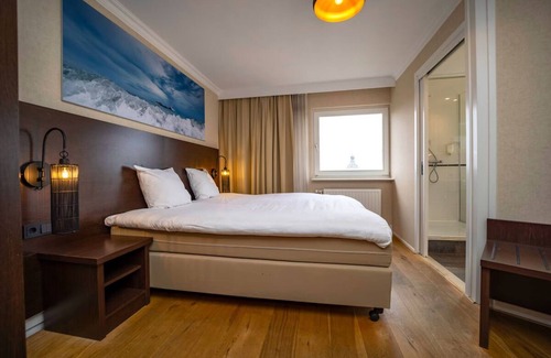 Vlissingen Hotel | A Relaxing Beachfront Stay with Onsite Dining, Just Steps from Vlissingen’s Best
