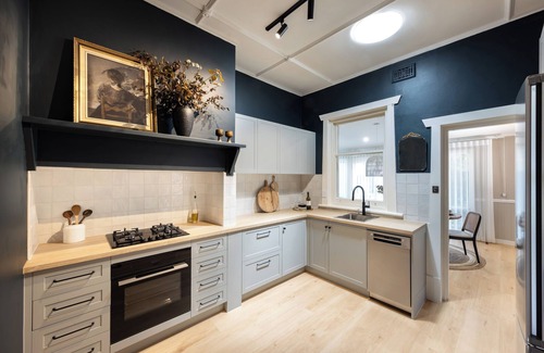 Glenelg House | A retreat in Glenelg, minutes from the beach & just 20-mins by tram to the city!