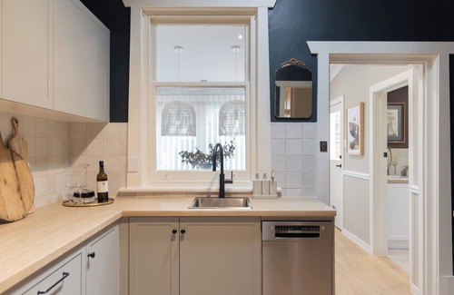 Glenelg House | A retreat in Glenelg, minutes from the beach & just 20-mins by tram to the city!