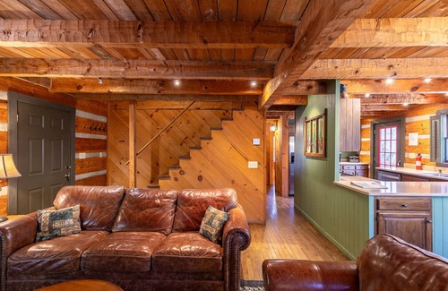 Boone Cabin | A River Runs Through It Quaint cabin on Watauga River with Hot Tub Perfect quiet getaway
