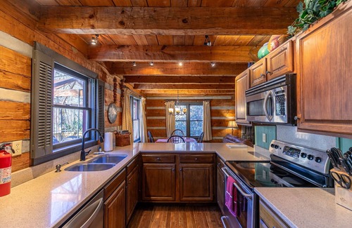 Boone Cabin | A River Runs Through It Quaint cabin on Watauga River with Hot Tub Perfect quiet getaway