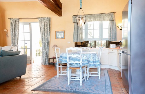 Loriol-du-Comtat Cottage | A romantic cottage for two
