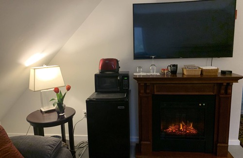 Biddeford Apartment | A second floor apartment with en-suite near UNE, Southern Maine beach’s.