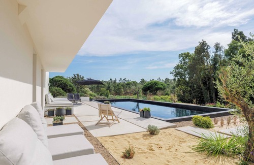 Castelo House | A serene escape between Lisbon and Comporta, close to paradise beaches.