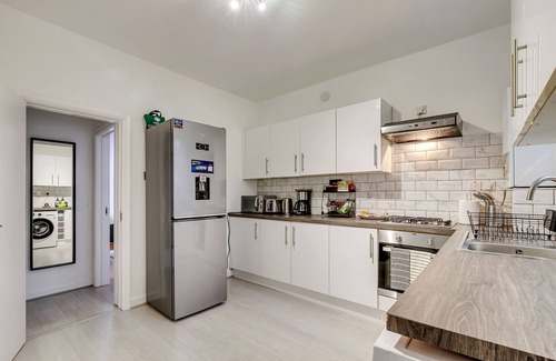 Bruce Grove House | A Spacious 6 Bedroom House in North London with Free Parking & 3 Bathrooms
