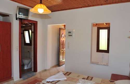 Anaxos Apartment | A spacious and bright studio with balcony