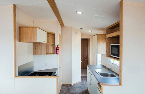 Caister-on-Sea House | A spacious caravan with one master double and one twin room.