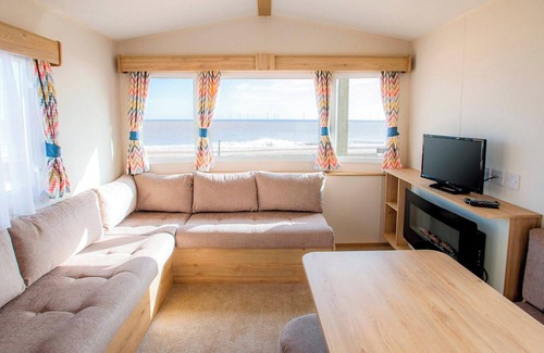 Caister-on-Sea House | A spacious caravan with one master double and one twin room.