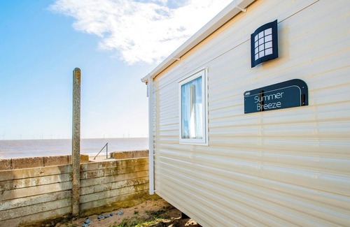 Caister-on-Sea House | A spacious caravan with one master double and one twin room.
