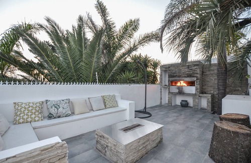 Welgemoed House | A spacious home with breathtaking views over Cape Town and with 8 luxury rooms,.