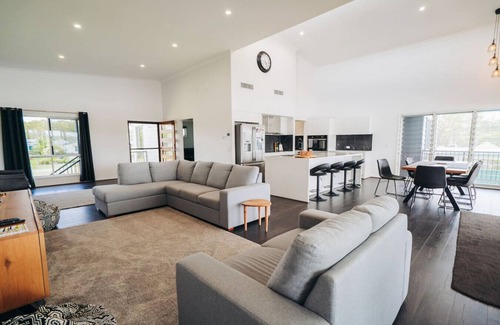 Meldale House | A Spacious Waterfront Retreat in Meldale for Up to 10 Guests