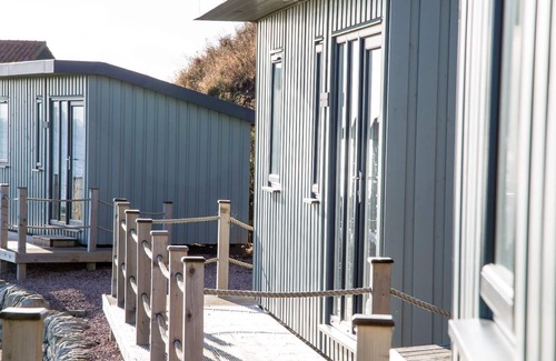 Anstruther Cabin | A standard beach hut that sleeps 4 guests in 1 bedroom