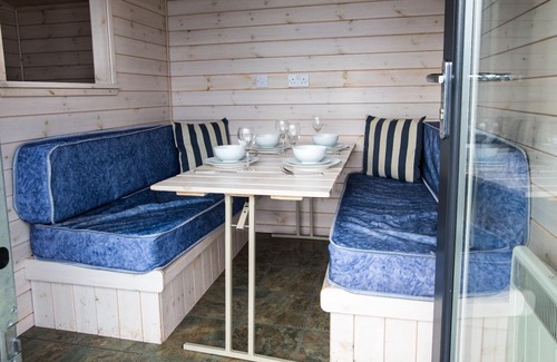 Anstruther Cabin | A standard beach hut that sleeps 4 guests in 1 bedroom