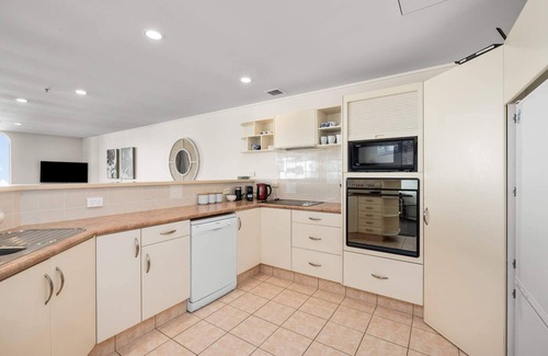 Mount Maunganui Apartment | A strand Of Paradise, Oceanside & Views with pool