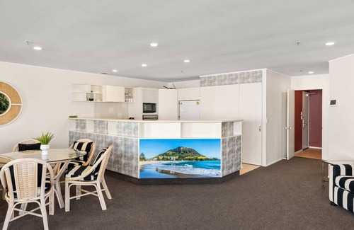Mount Maunganui Apartment | A strand Of Paradise, Oceanside & Views with pool
