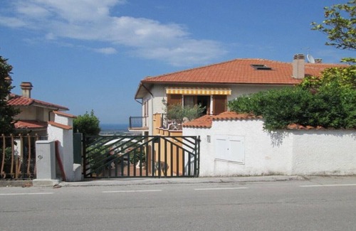 Loreto House | A studio apartment that brings summer inside