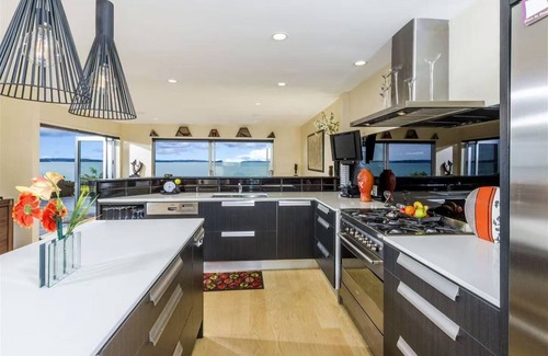 Torbay House | A stunning cliffside home with an expansive 270-degree panoramic sea view.