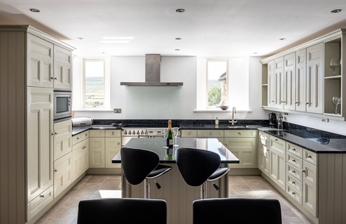 Leyburn Apartment | A stunning former church and school house in the Yorkshire Dales that's split into two cottages. Ide