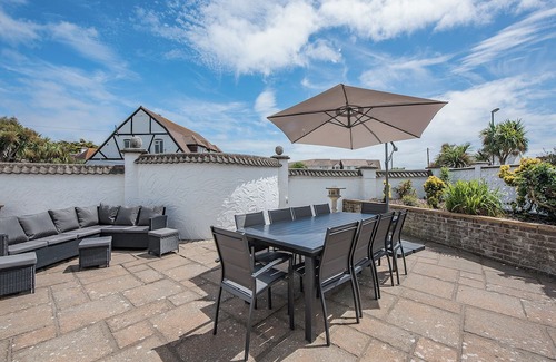 Littlehampton Cottage | A stunning two-level seaside retreat with incredible sea views.