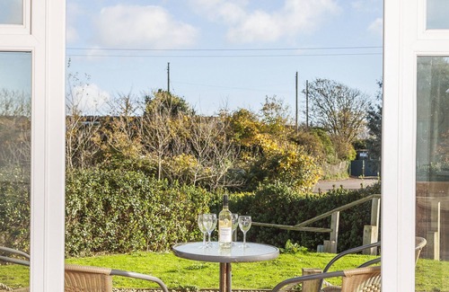 Dawlish Warren Apartment | A stylish ground floor apartment located in the picturesque seaside resort of Dawlish Warren.