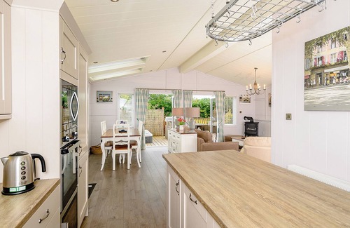 Honiton Ski Chalet | A stylish lodge with one master double with en suite shower room.