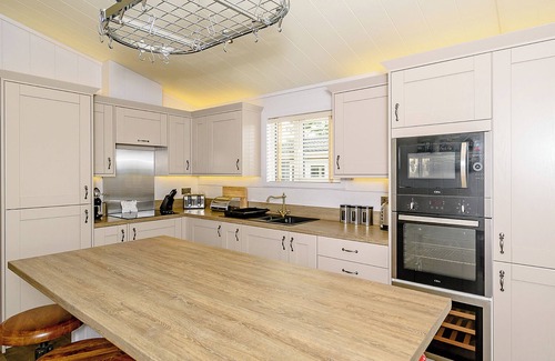 Honiton Ski Chalet | A stylish lodge with one master double with en suite shower room.