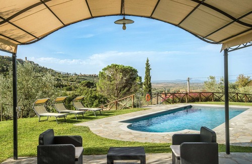 Ferretto Cottage | A stylish Tuscan cottage for four people with stunning views over the valley and Cortona