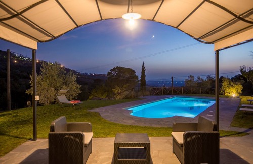 Ferretto Cottage | A stylish Tuscan cottage for four people with stunning views over the valley and Cortona