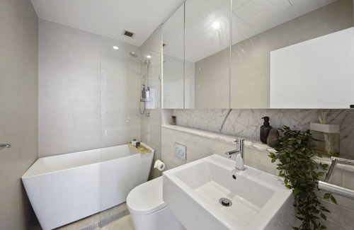 Caringbah South Apartment | A Top-Floor Retreat: Modern Apartment with breathtaking CBD and water views