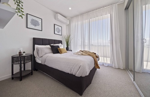 Caringbah South Apartment | A Top-Floor Retreat: Modern Apartment with breathtaking CBD and water views
