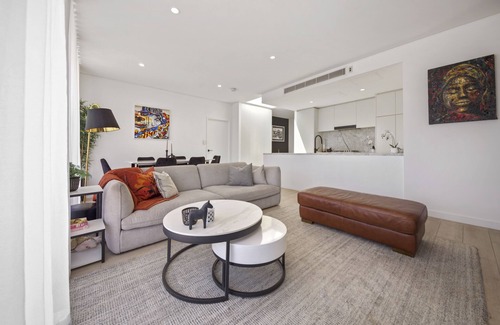 Caringbah South Apartment | A Top-Floor Retreat: Modern Apartment with breathtaking CBD and water views