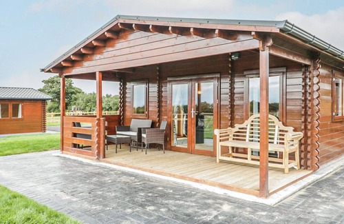 Dwyran Cottage | A top quality lodge with stunning views of the Snowdonia mountain range in the distance.