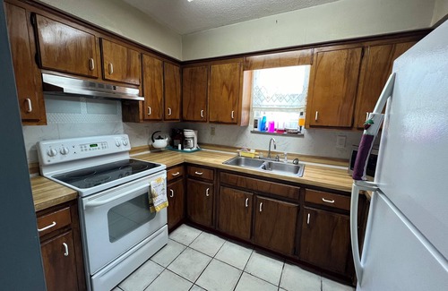 St. Marys House | A travelers home, community pool, center location