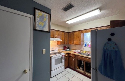 St. Marys House | A travelers home, community pool, center location