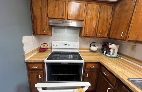 St. Marys House | A travelers home, community pool, center location