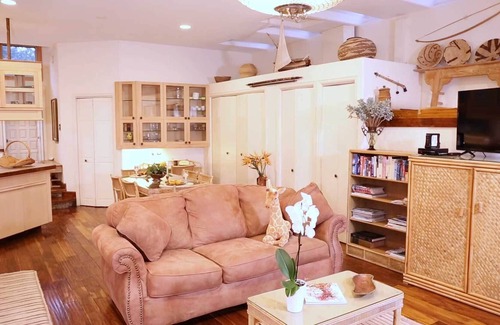 Woody Creek House | A tropical inn on the river