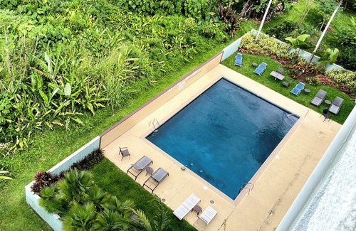 Hilo Condo | A Tropical Paradise 2 Bed/1bath. Stunning Bay and Ocean Views