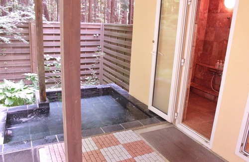 Fujikawaguchiko Hotel | A twin room with a stylish catfoot bathtub You /Minamitsurugun Yamanashi