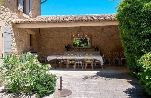 Maubec House | A warm Family home with Views of the Luberon & the villages of Bonnieux & Gordes
