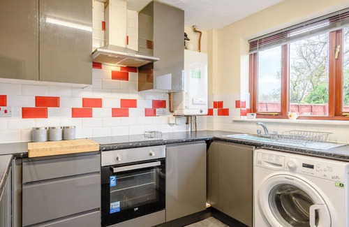 Loddon Cottage | A wonderful riverside setting, and easy walking distance to shops and cafés.