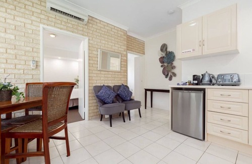 Connolly Apartment | A1 - Stylish, light-filled 2 bed apt. Free Wi-Fi!