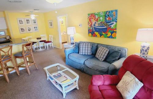Demere Park House | A16 Ocean Walk 1 bdrm sleeps 5 next to pool upstairs unit two full size beds full kitchen