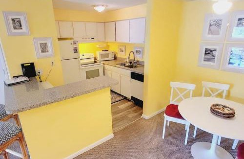 Demere Park House | A16 Ocean Walk 1 bdrm sleeps 5 next to pool upstairs unit two full size beds full kitchen