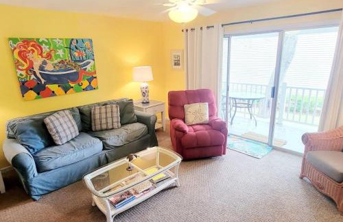 Demere Park House | A16 Ocean Walk 1 bdrm sleeps 5 next to pool upstairs unit two full size beds full kitchen