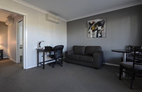 Parkes Hotel | Aastro Dish Motor Inn