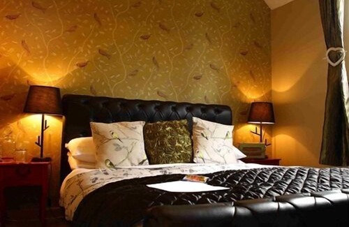 Bromlow House | Abel's Harp